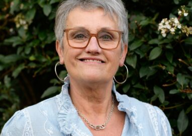 Photo de Isabelle Fouques-Cariou, tête de liste Les Monts Citoyens aux élections municipales 2026 aux Monts d'Aunay (Aunay-sur-Odon, Bauquay, Campandré-Valcongrain, Danvou-la-Ferrière, Ondefontaine, Le Plessis-Grimoult et Roucamps)