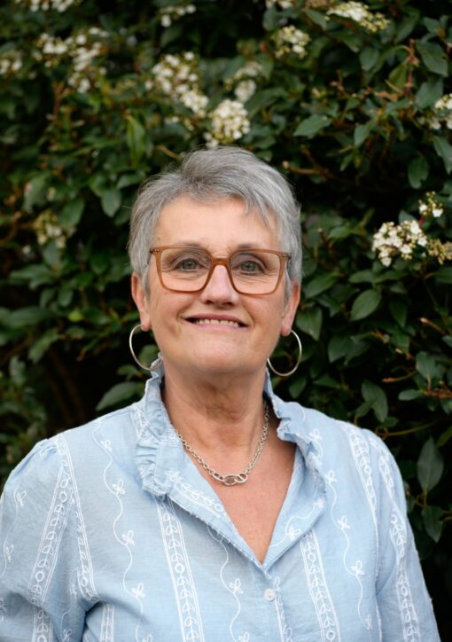 Photo de Isabelle Fouques-Cariou, tête de liste Les Monts Citoyens aux élections municipales 2026 aux Monts d'Aunay (Aunay-sur-Odon, Bauquay, Campandré-Valcongrain, Danvou-la-Ferrière, Ondefontaine, Le Plessis-Grimoult et Roucamps)