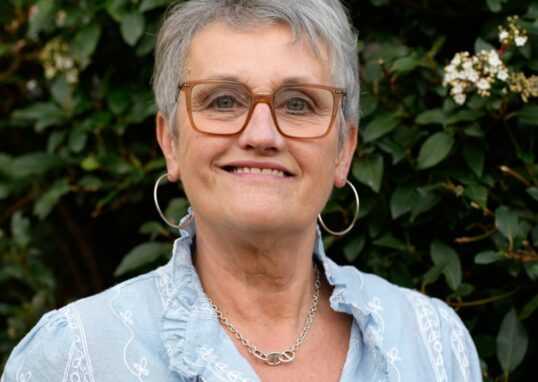 Photo de Isabelle Fouques-Cariou, tête de liste Les Monts Citoyens aux élections municipales 2026 aux Monts d'Aunay (Aunay-sur-Odon, Bauquay, Campandré-Valcongrain, Danvou-la-Ferrière, Ondefontaine, Le Plessis-Grimoult et Roucamps)