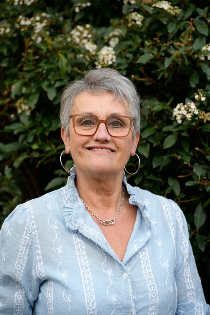 Photo de Isabelle Fouques-Cariou, tête de liste Les Monts Citoyens aux élections municipales 2026 aux Monts d'Aunay (Aunay-sur-Odon, Bauquay, Campandré-Valcongrain, Danvou-la-Ferrière, Ondefontaine, Le Plessis-Grimoult et Roucamps)